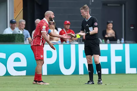 جدل تحكيمي وخسارة ثالثة.. صحف المغرب تتحسر على هزيمة الوداد أمام العين